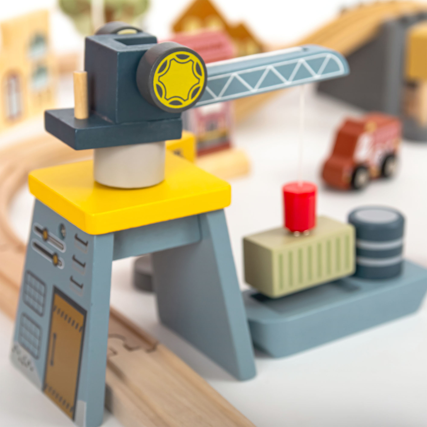 Cale ferată urbană din lemn cu tren electric - macara în mișcare, navă, poduri