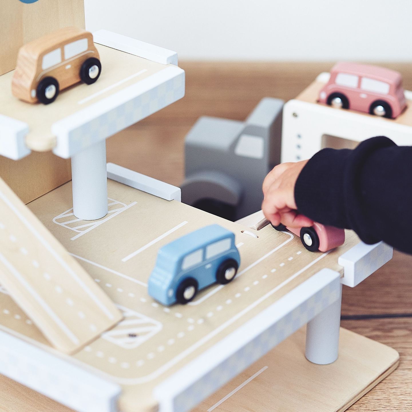 Parcare din lemn pe trei etaje cu lift - garaj cu mașini și elicopter