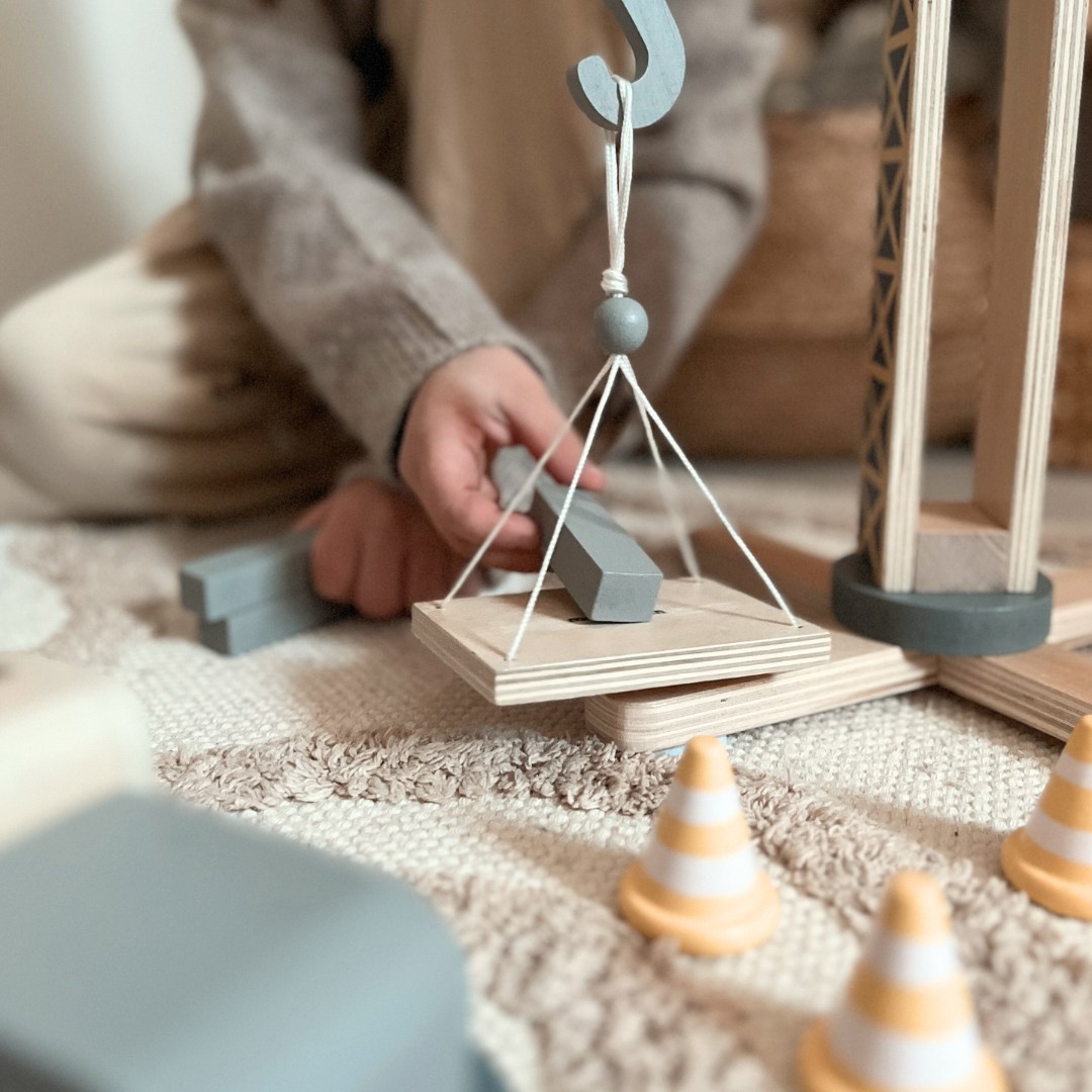 Șantier de construcții din lemn cu macara mobilă mare și vehicule, macara turn