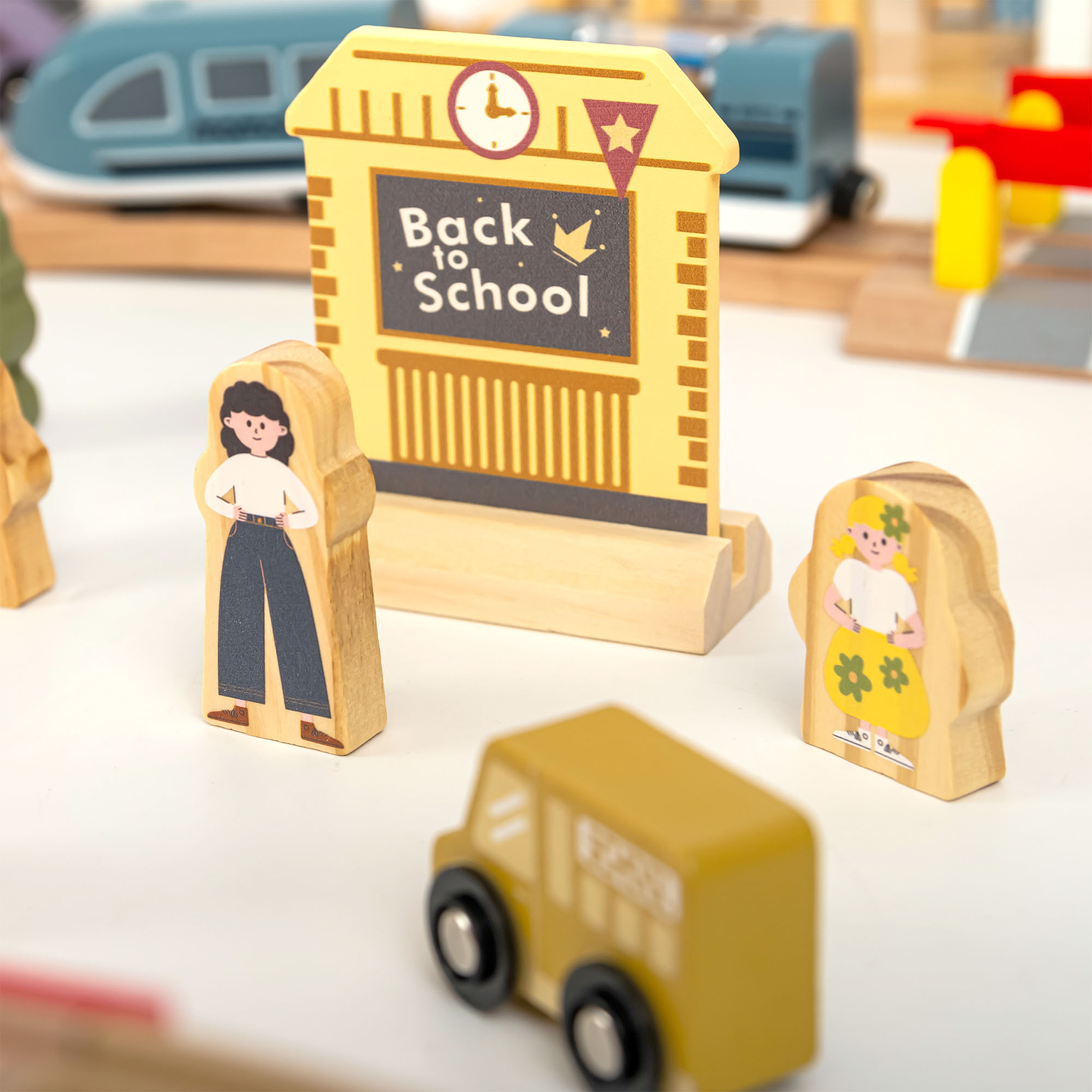 Cale ferată urbană din lemn cu tren electric - macara în mișcare, navă, poduri