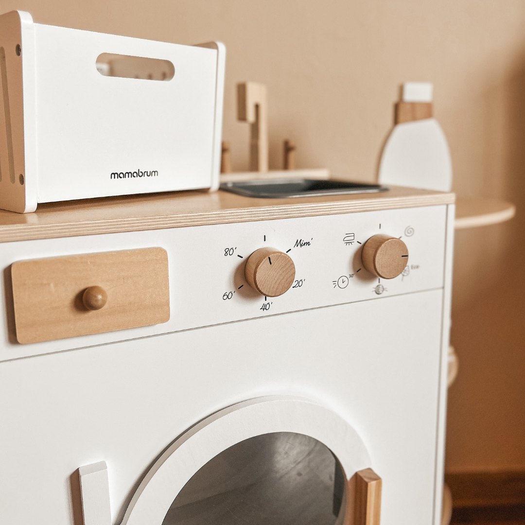 Mașină de spălat din lemn cu fier de călcat, coș și lichid de spălat