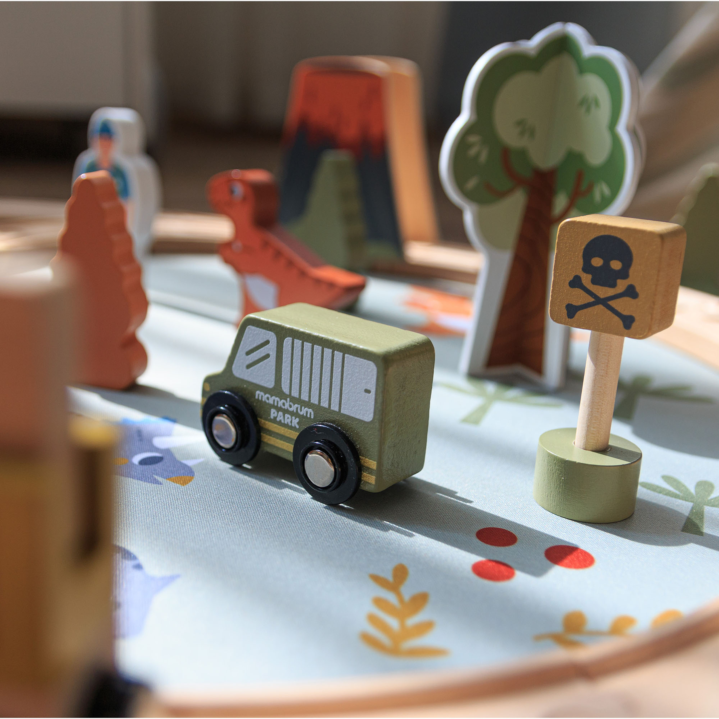 Trenuleț din lemn Dino Park cu covoraș antiderapant - dinozauri, tren, șine, vulcan, clopot