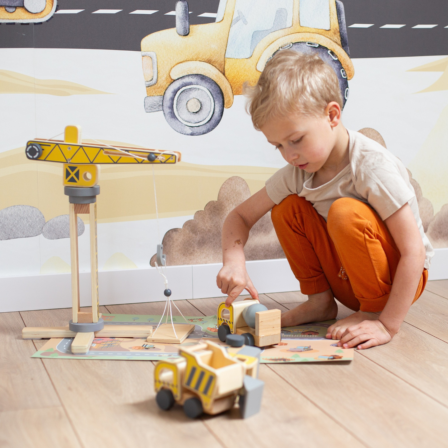 Șantier de construcții din lemn cu macara mobilă mare și vehicule, macara turn