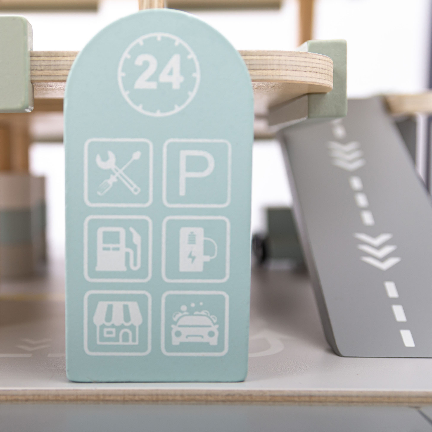 Garaj din lemn, cu trei etaje, pentru copii, cu accesorii - parcare, benzinărie, spălătorie auto, elicopter