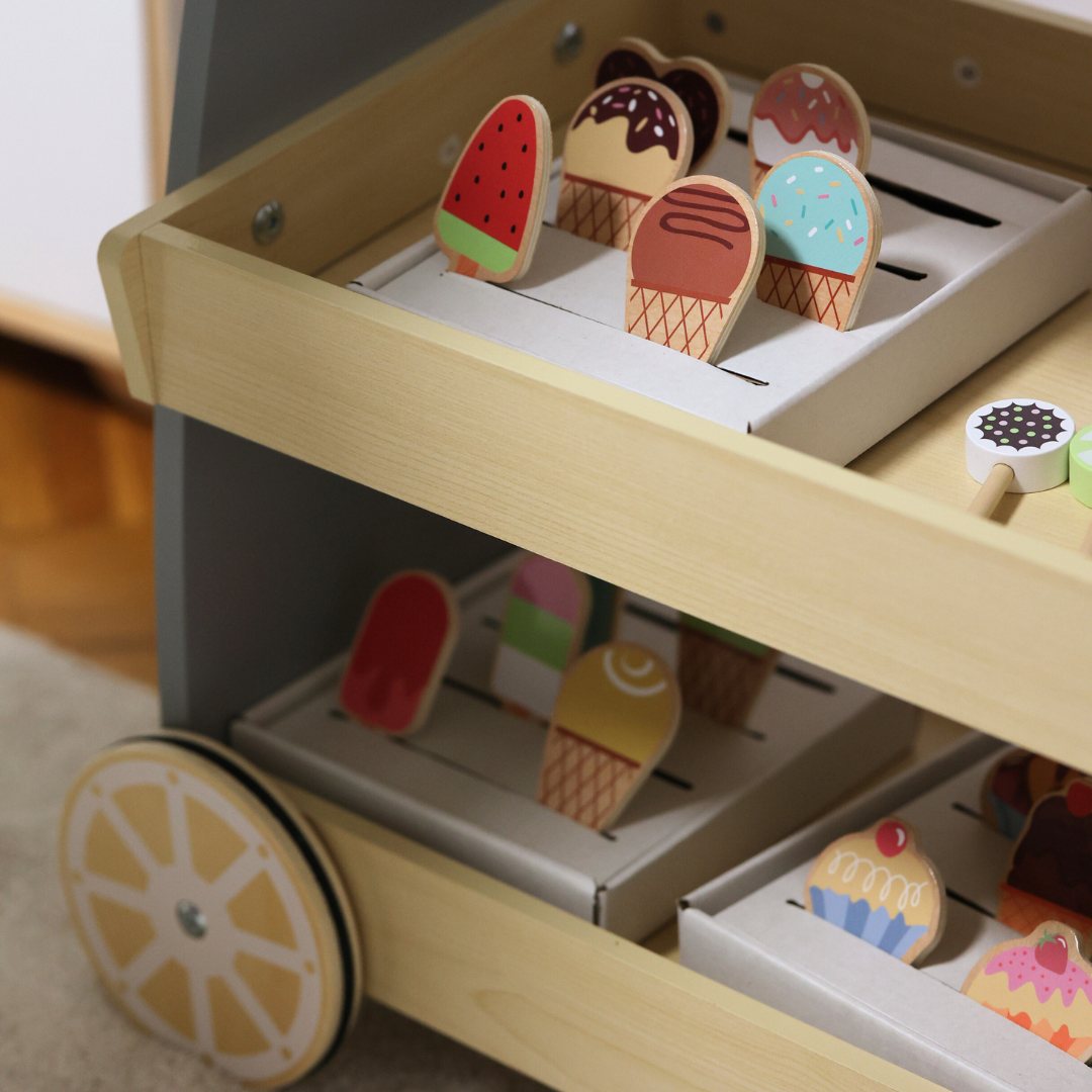 Sală de înghețată din lemn pe roți - cărucior pentru înghețată