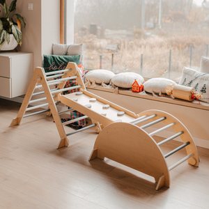 Loc de joacă interior din lemn pentru copii - perete de cățărat, tobogan, arc/balansoar de cățărat și triunghi Pikler