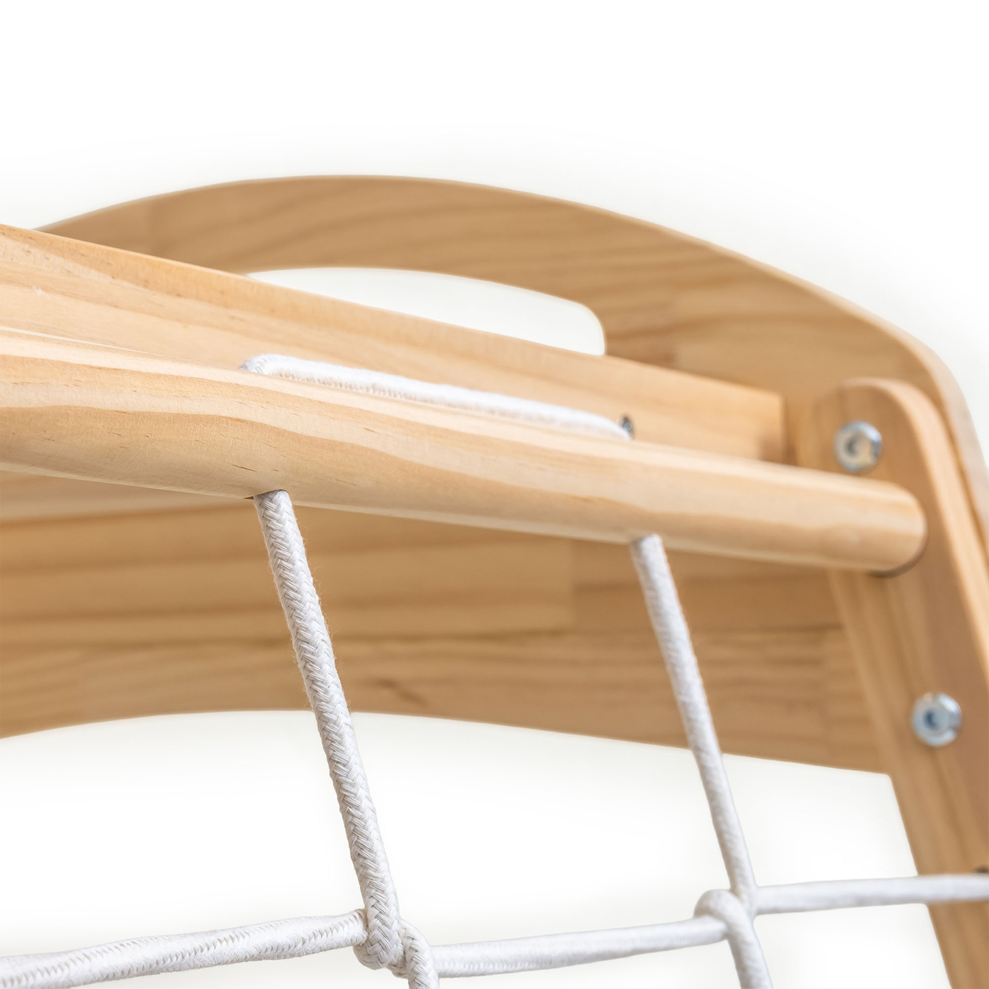 Loc de joacă interior din lemn cu leagăn, inele de gimnastică și plasă de cățărat