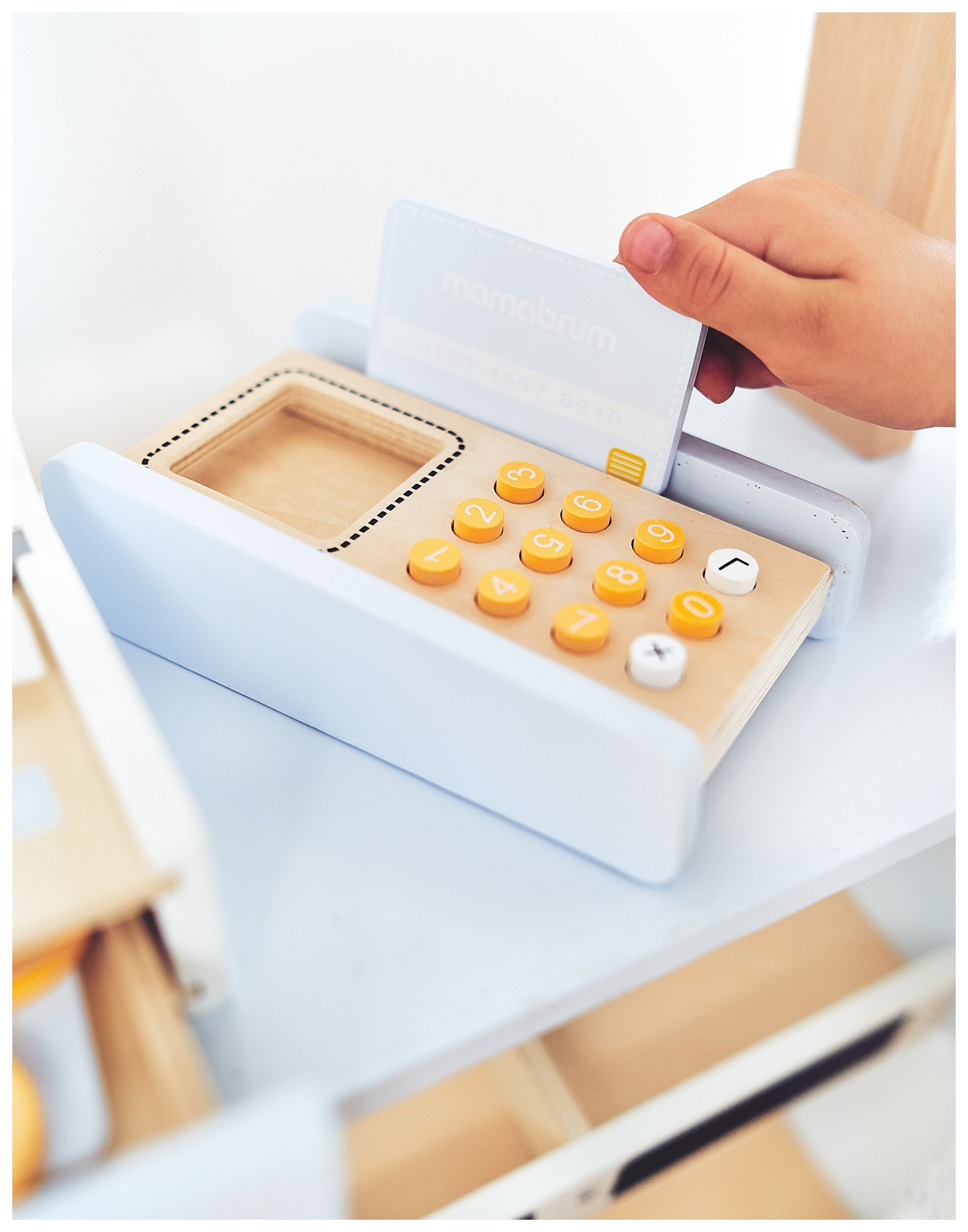 Magazin de legume - tarabă din lemn cu lăzi, casă de marcat și terminal