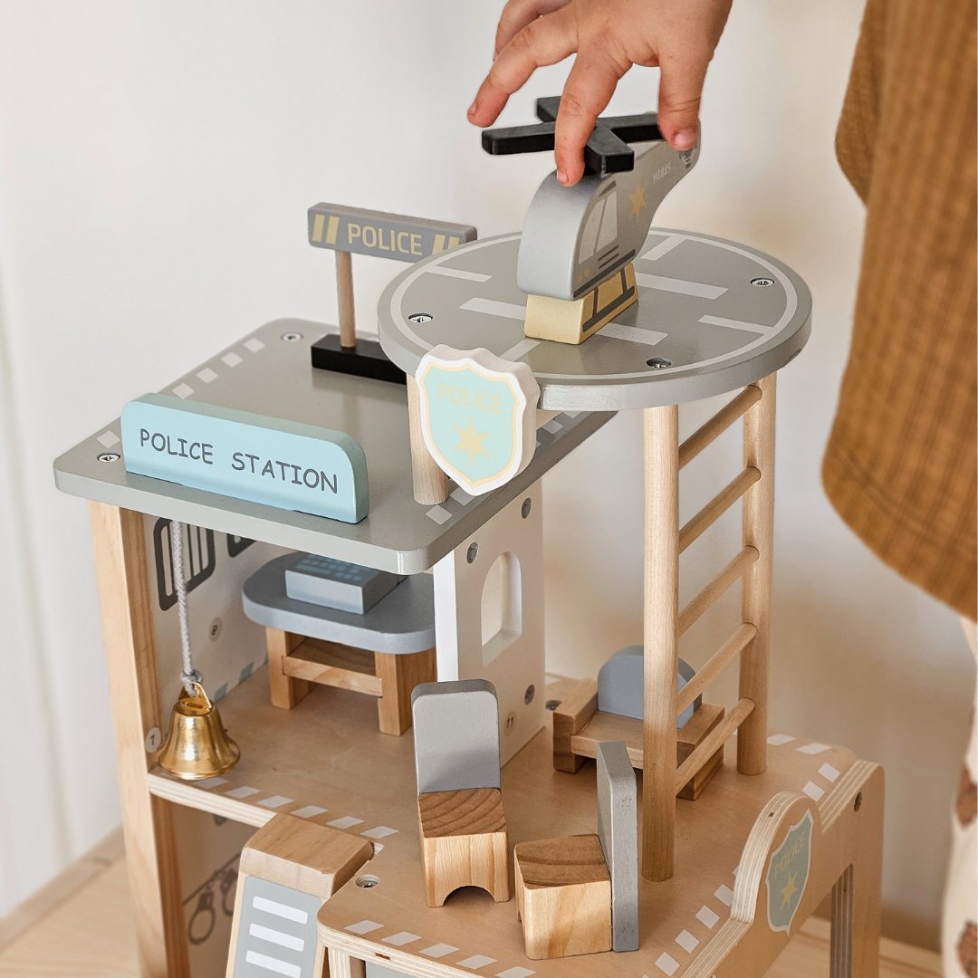 Post de poliție din lemn cu accesorii