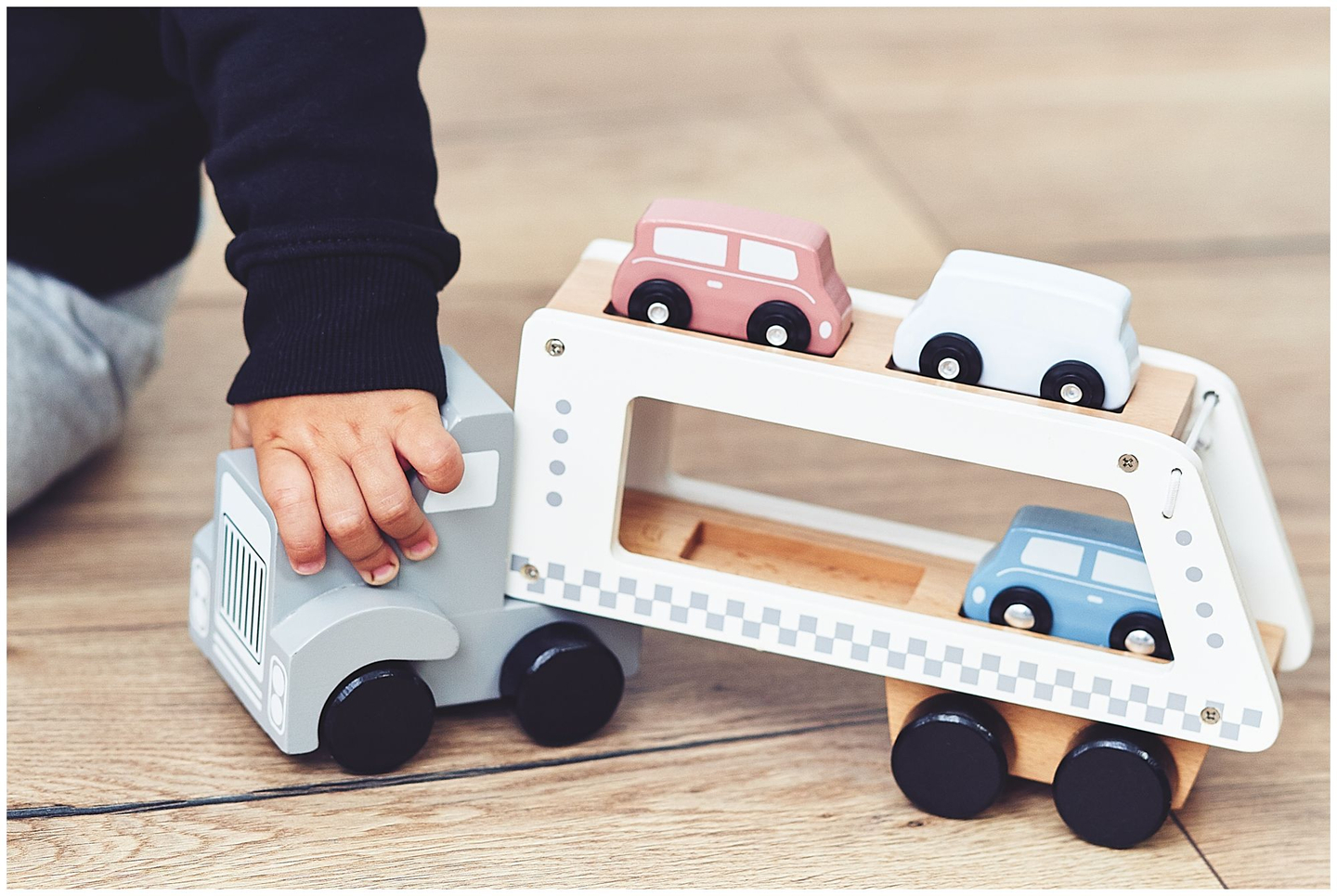 Camion-remorcă din lemn cu 4 vagoane