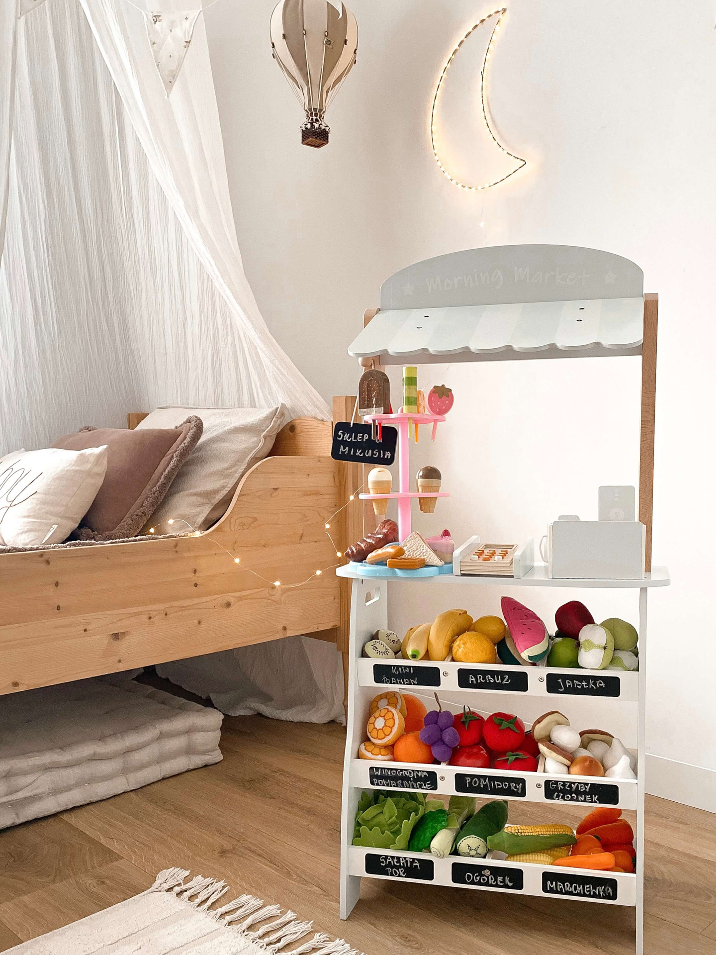 Magazin de legume - tarabă din lemn cu lăzi, casă de marcat și terminal