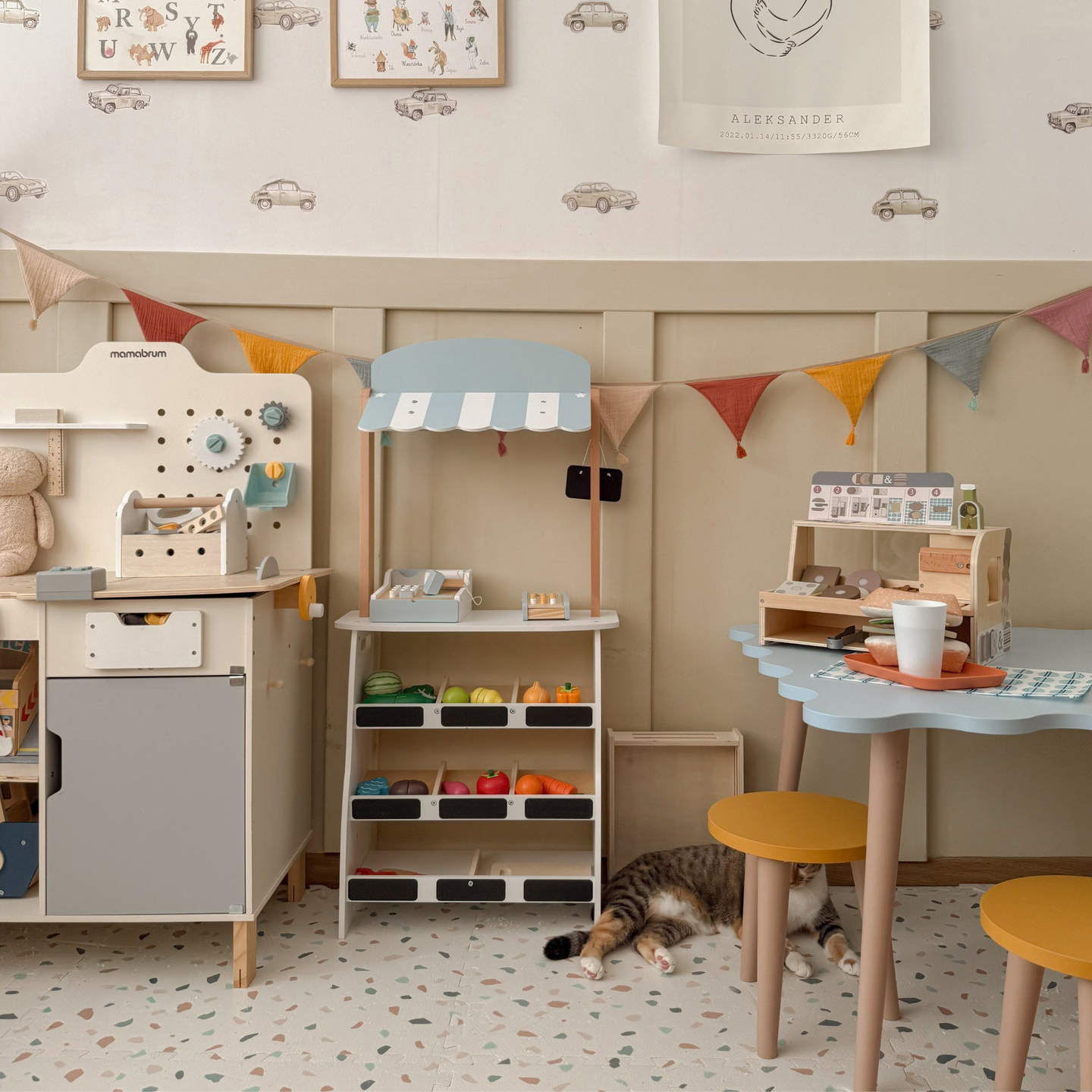 Magazin de legume - tarabă din lemn cu lăzi, casă de marcat și terminal