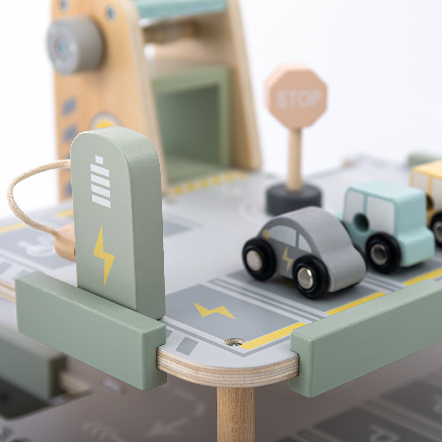 Garaj din lemn, cu trei etaje, pentru copii, cu accesorii - parcare, benzinărie, spălătorie auto, elicopter