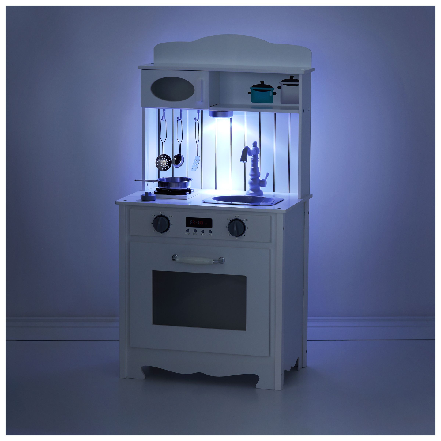 Bucătărie albă din lemn cu șorț, accesorii și lampă LED