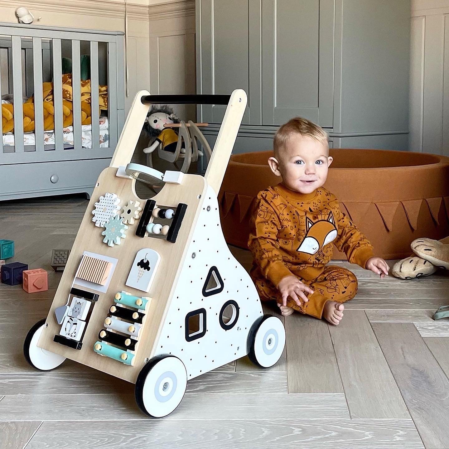Plimbător / cărucior pentru copii din lemn, educațional - planșă de manipulare