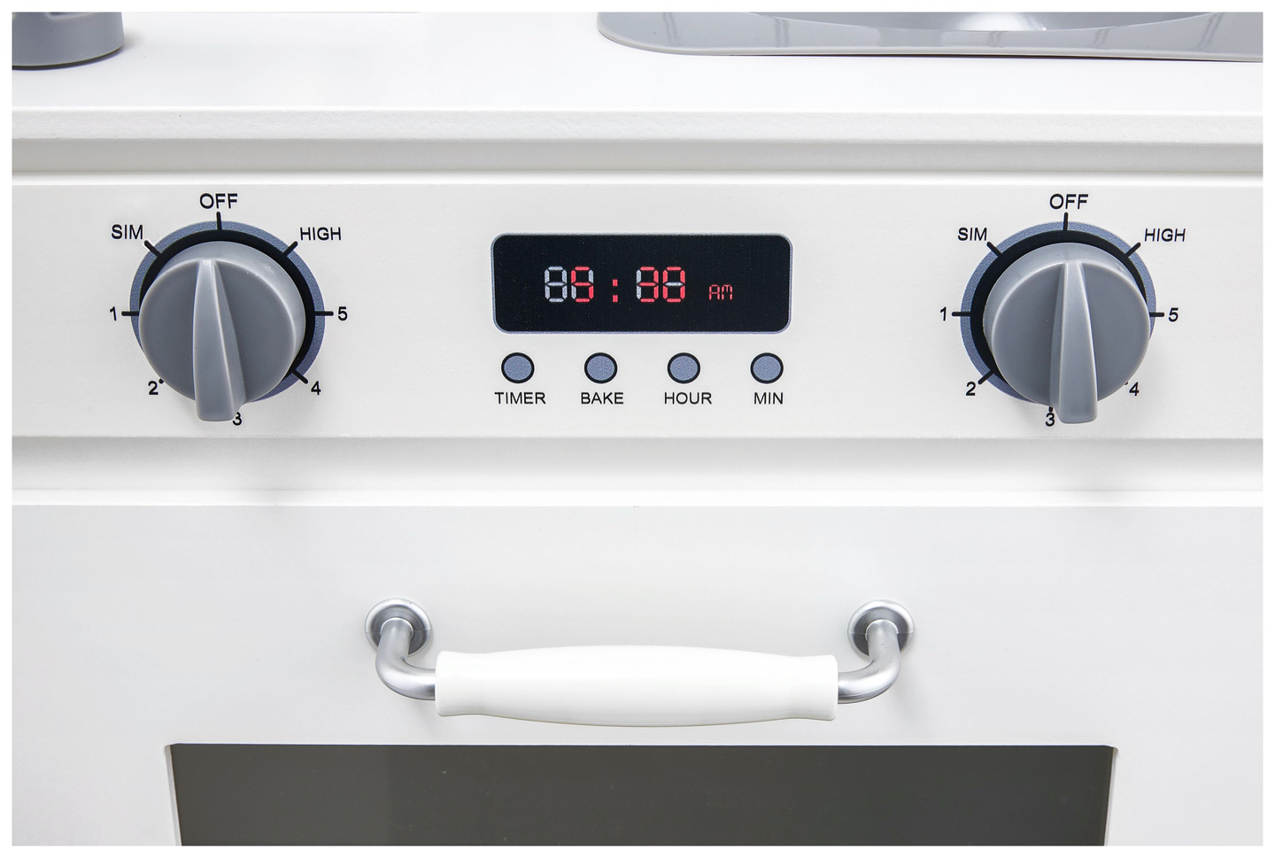 Bucătărie albă din lemn cu șorț, accesorii și lampă LED