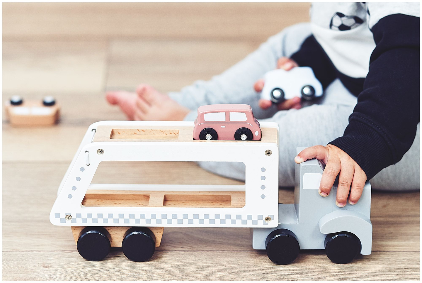 Camion-remorcă din lemn cu 4 vagoane