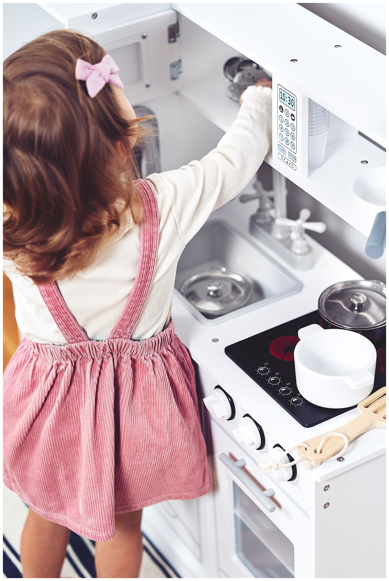 Accesorii de bucătărie mari din lemn alb și șorț