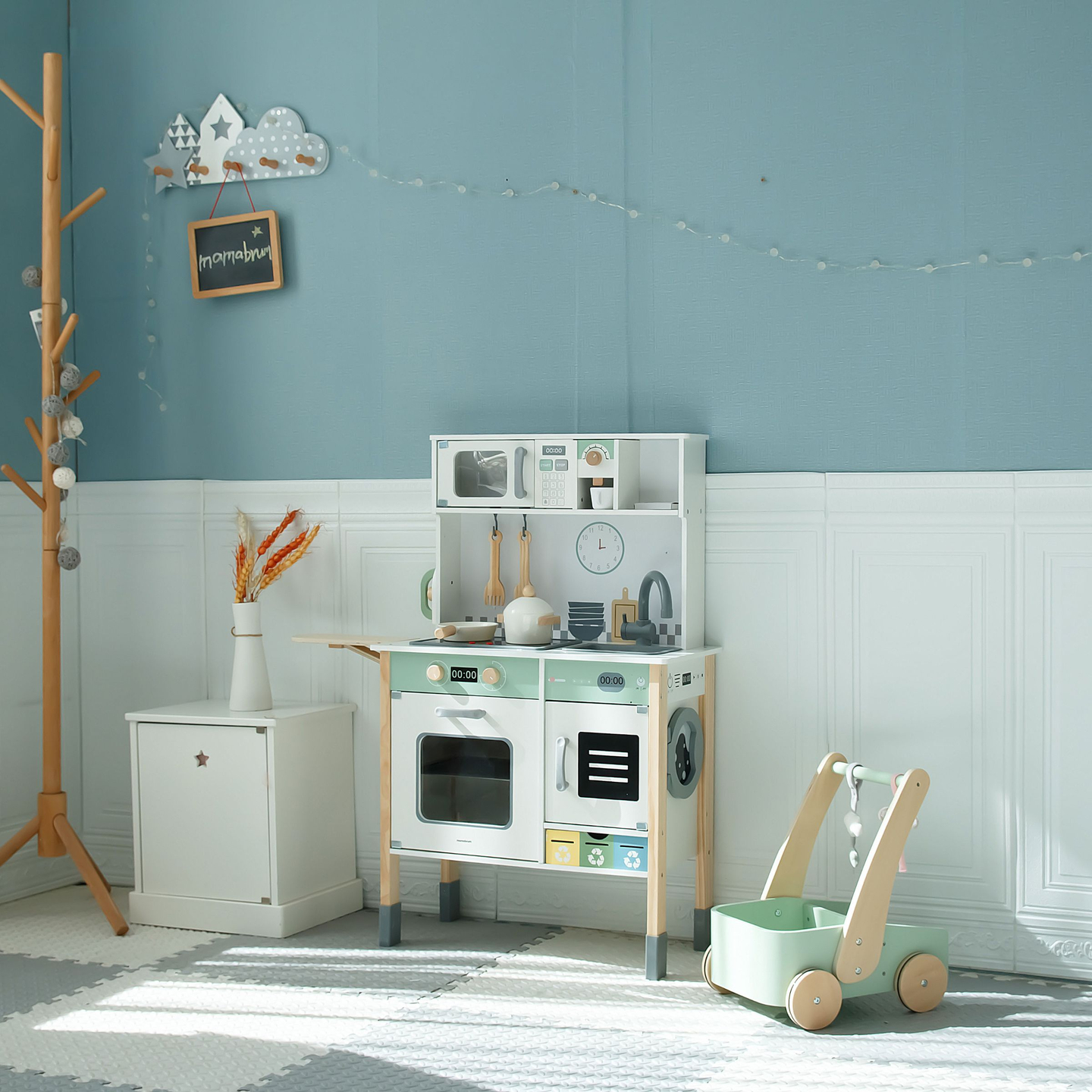 Bucătărie interactivă cu mașină de spălat rufe, mașină de spălat vase și tablă