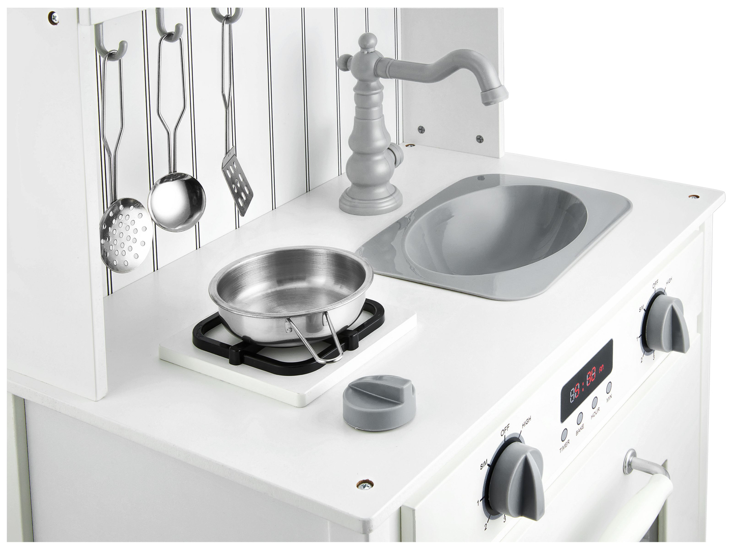 Bucătărie albă din lemn cu șorț, accesorii și lampă LED