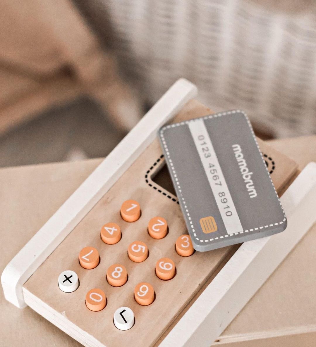 Mini market - magazin cu cântar, terminal, card de plată și fructe