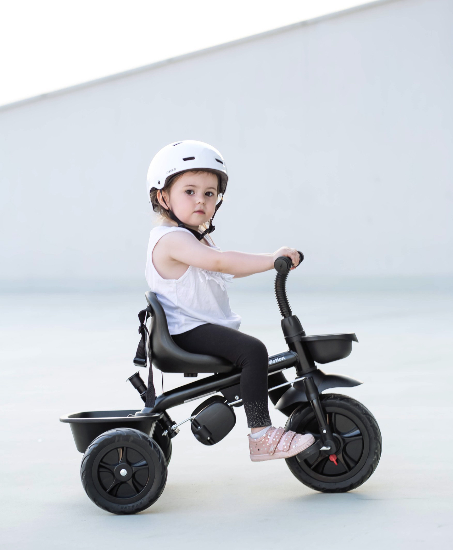 Tricicleta HyperMotion TOBI VECTOR - roți gonflabile veșnice + bară de împingere. Culoare: negru.