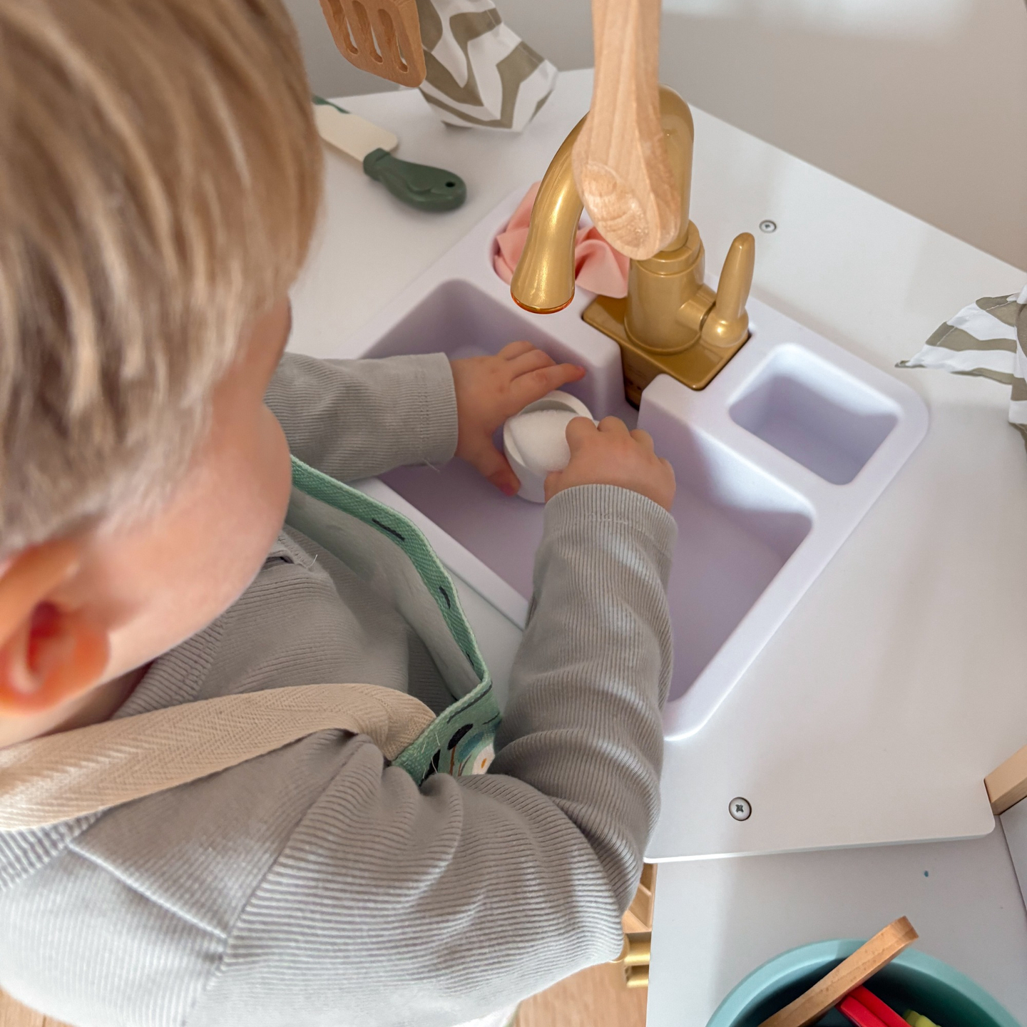 XXXXL bucătărie interactivă mare din lemn cu iluminare LED, mașină de spălat, mașină de cafea cu microunde și set de fructe și legume - 50 de elemente