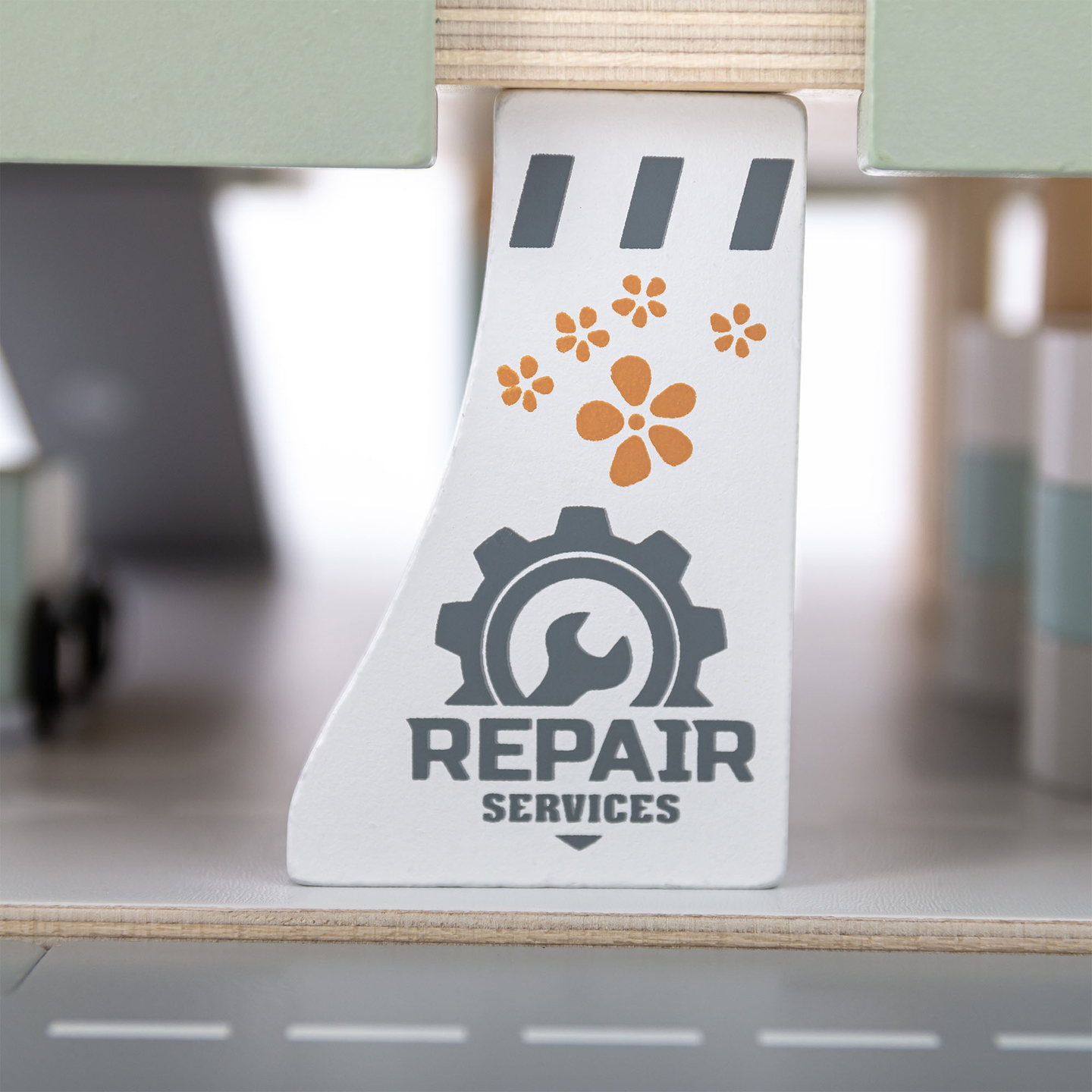 Garaj din lemn, cu trei etaje, pentru copii, cu accesorii - parcare, benzinărie, spălătorie auto, elicopter