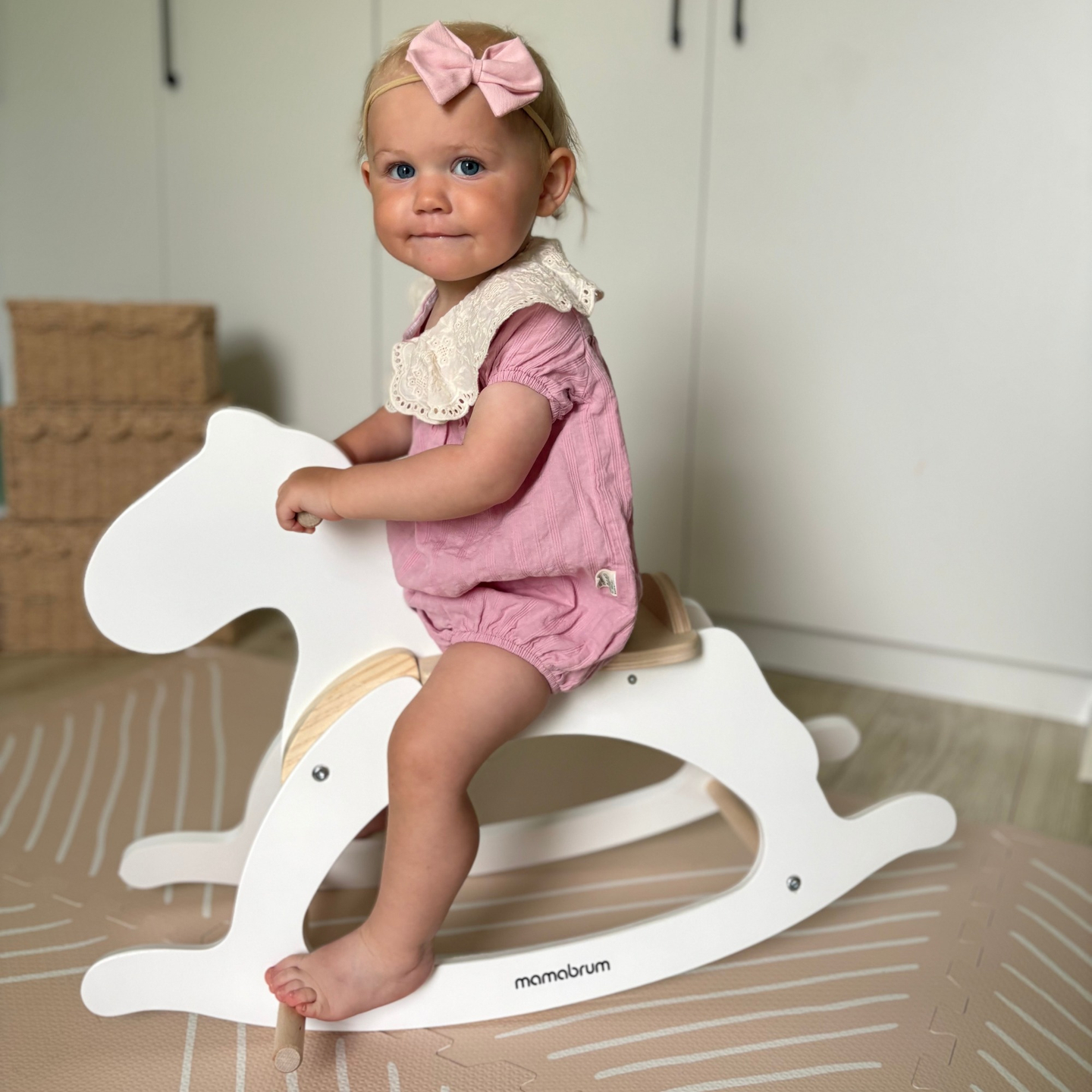 Căluț din lemn - alb - de la 12 luni.