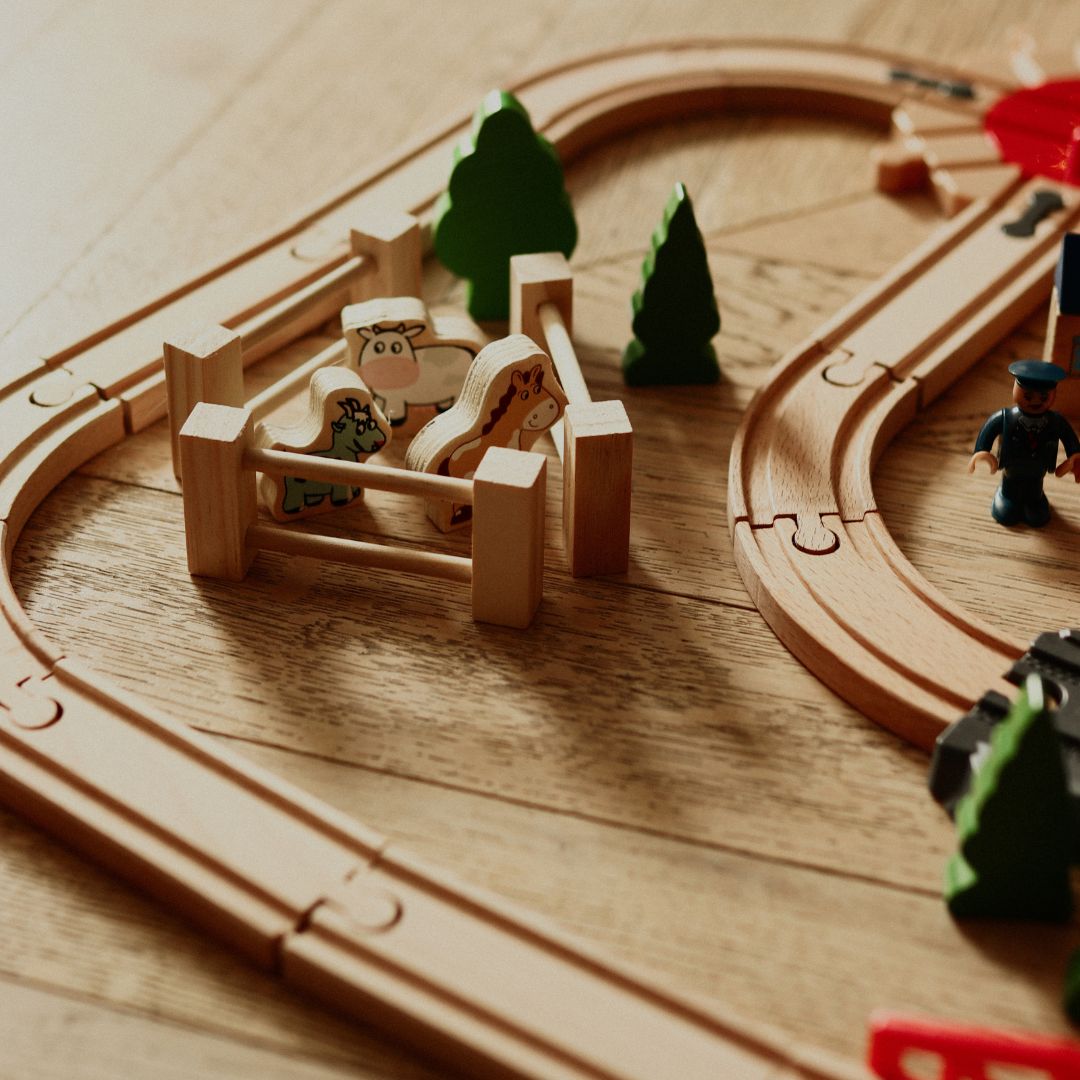 Cale ferată din lemn, tren cu baterii - Oraș: șine, vagoane, pod, aeroport