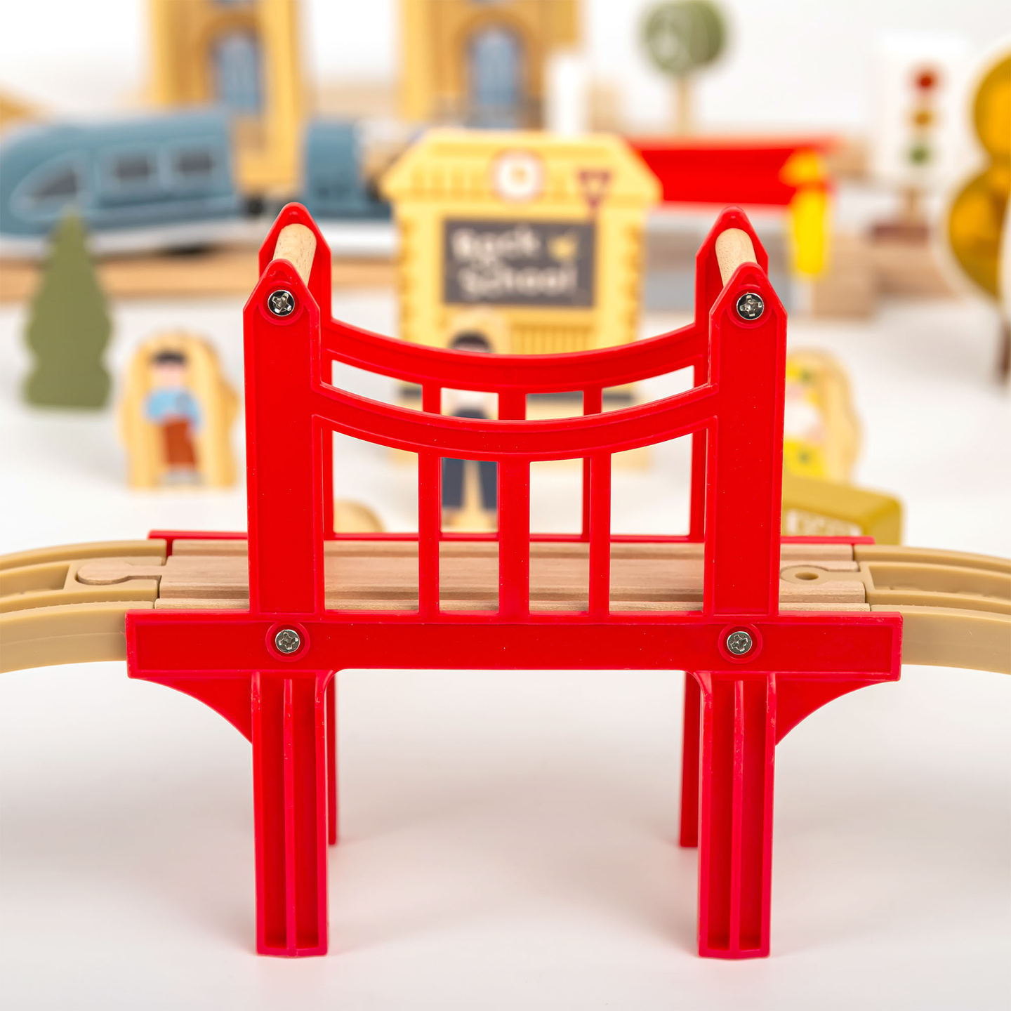 Cale ferată urbană din lemn cu tren electric - macara în mișcare, navă, poduri