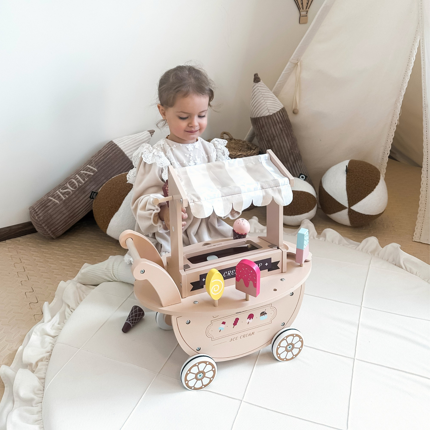 Sală de înghețată din lemn pentru copii - cărucior pe roți cu accesorii