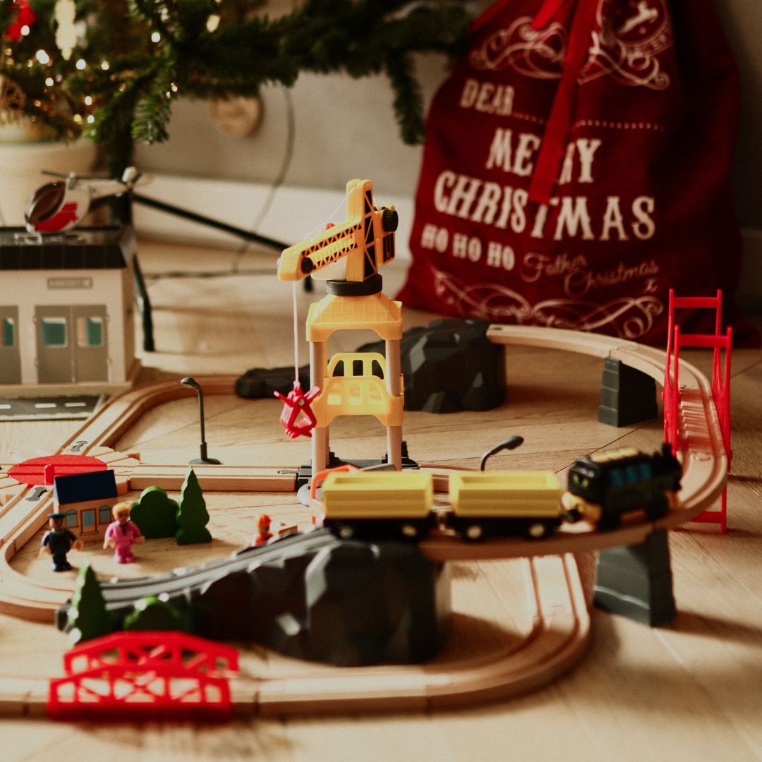 Cale ferată din lemn, tren cu baterii - Oraș: șine, vagoane, pod, aeroport