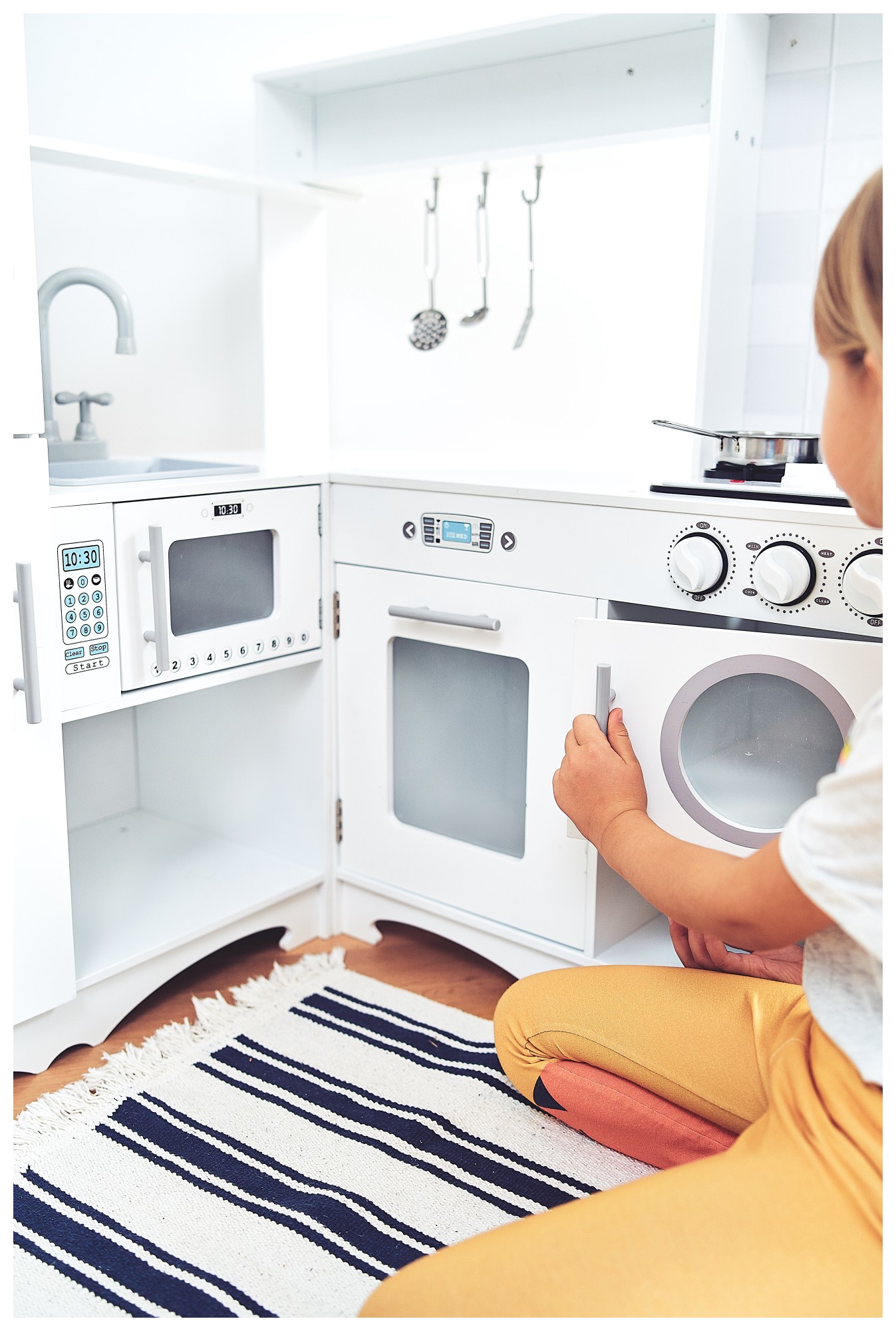 Bucătărie de colț din lemn XXXL cu frigider, cuptor, mașină de spălat, șorț și accesorii