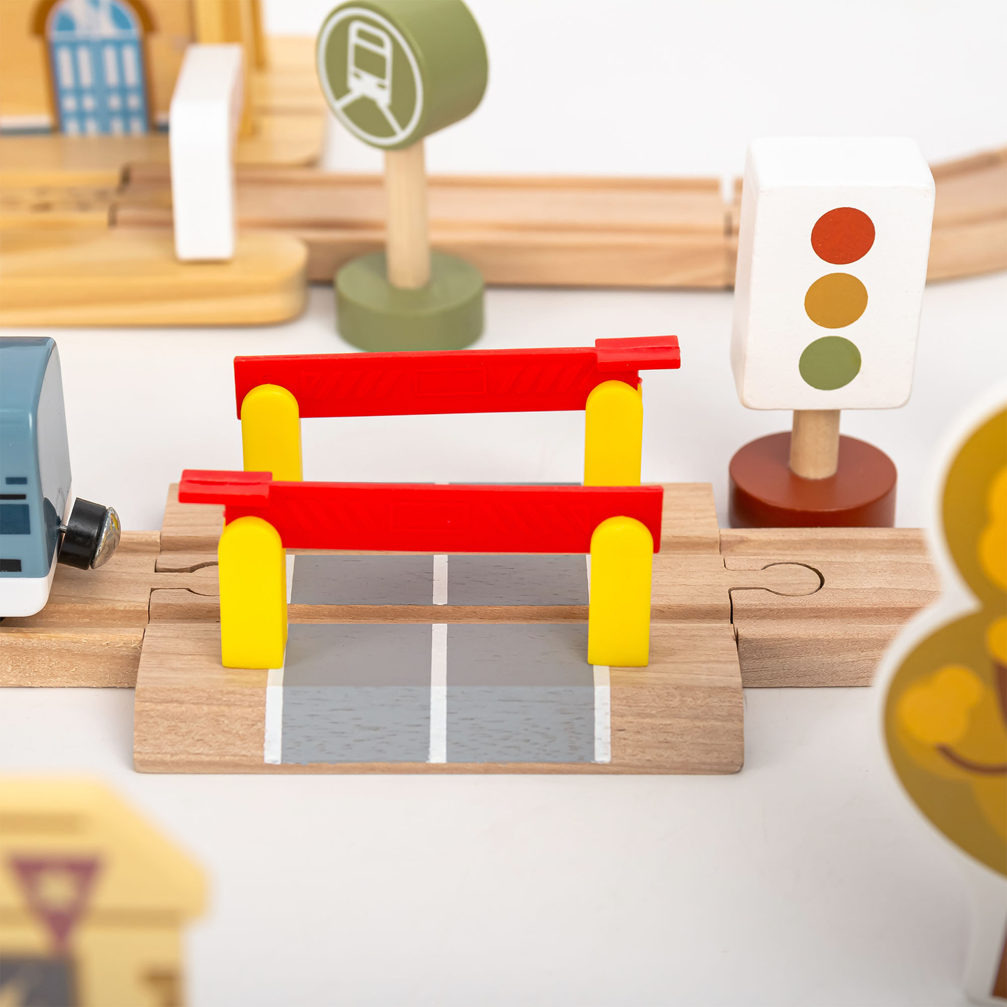 Cale ferată urbană din lemn cu tren electric - macara în mișcare, navă, poduri