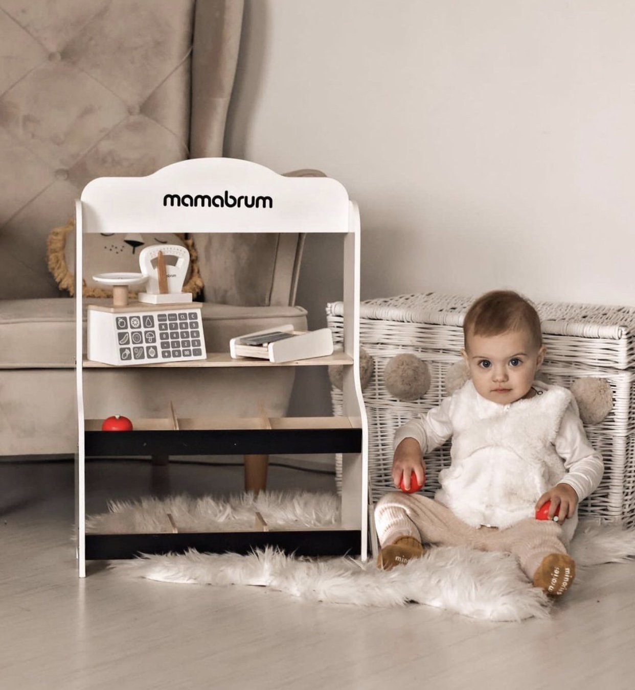 Mini market - magazin cu cântar, terminal, card de plată și fructe