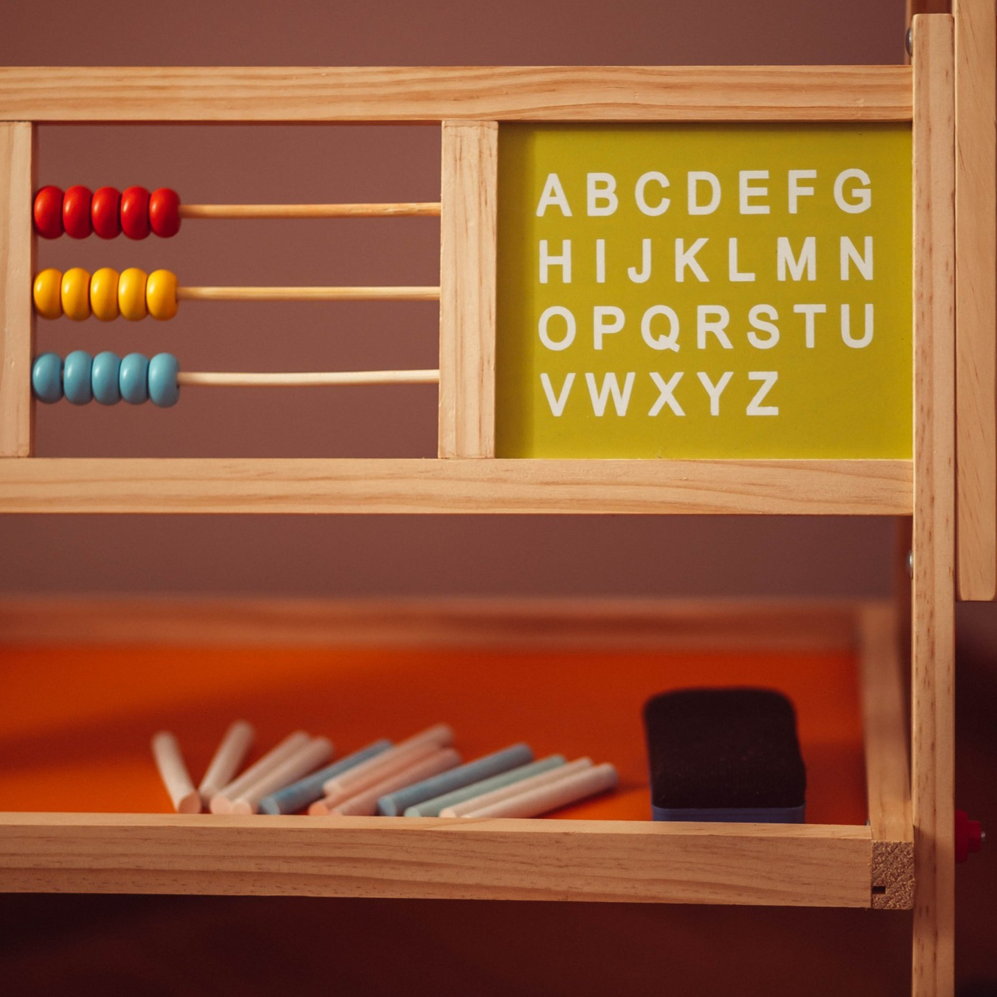 Tablă educațională mare cu două fețe: magnetică și tablă cu cretă - tablă cu ștergere uscată, din lemn