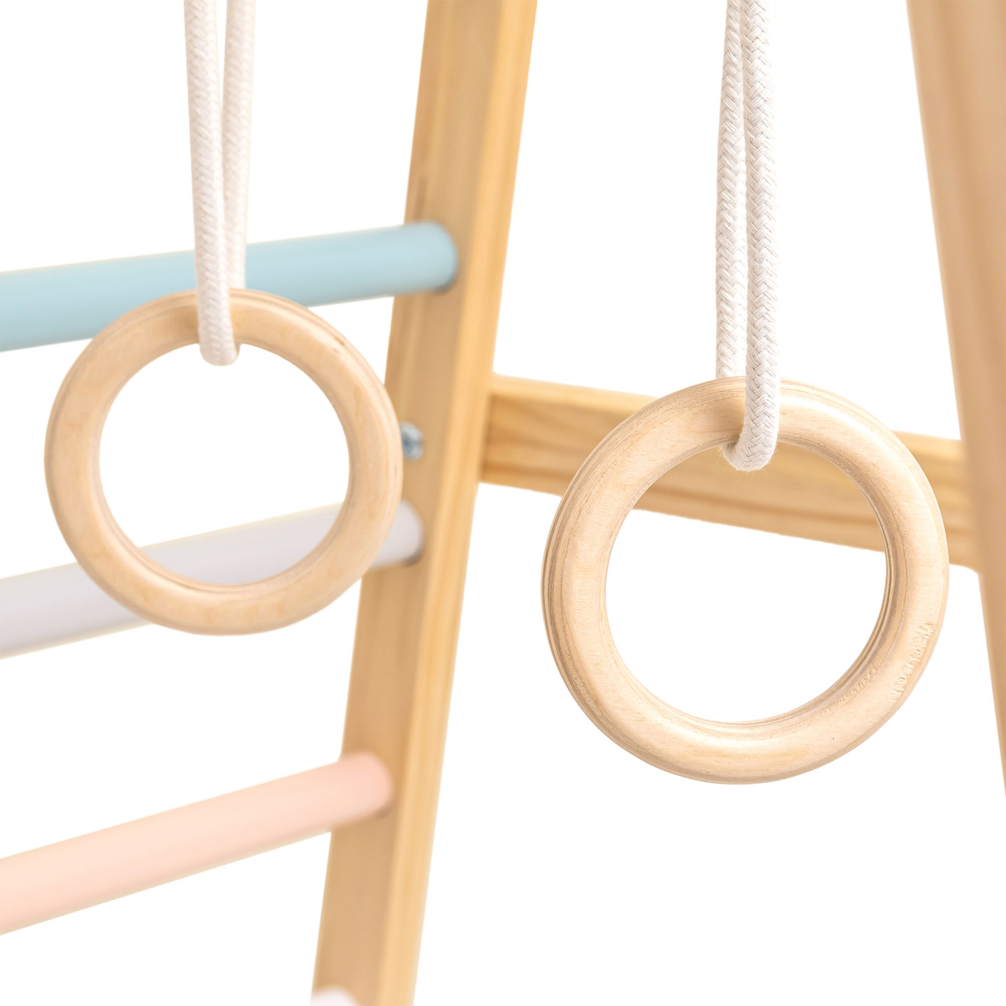 Loc de joacă interior din lemn cu leagăn, inele de gimnastică și plasă de cățărat