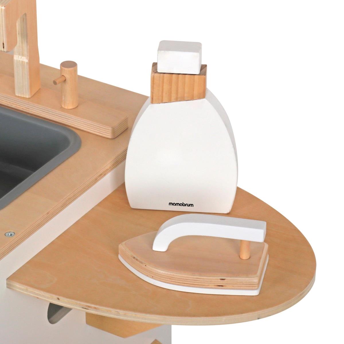 Mașină de spălat din lemn cu fier de călcat, coș și lichid de spălat