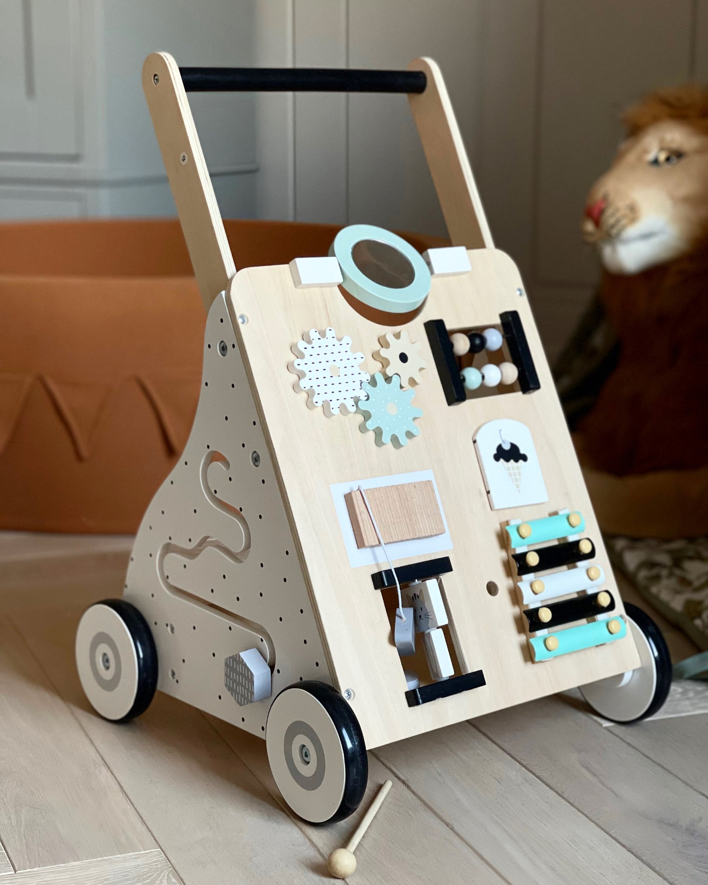 Plimbător / cărucior pentru copii din lemn, educațional - planșă de manipulare