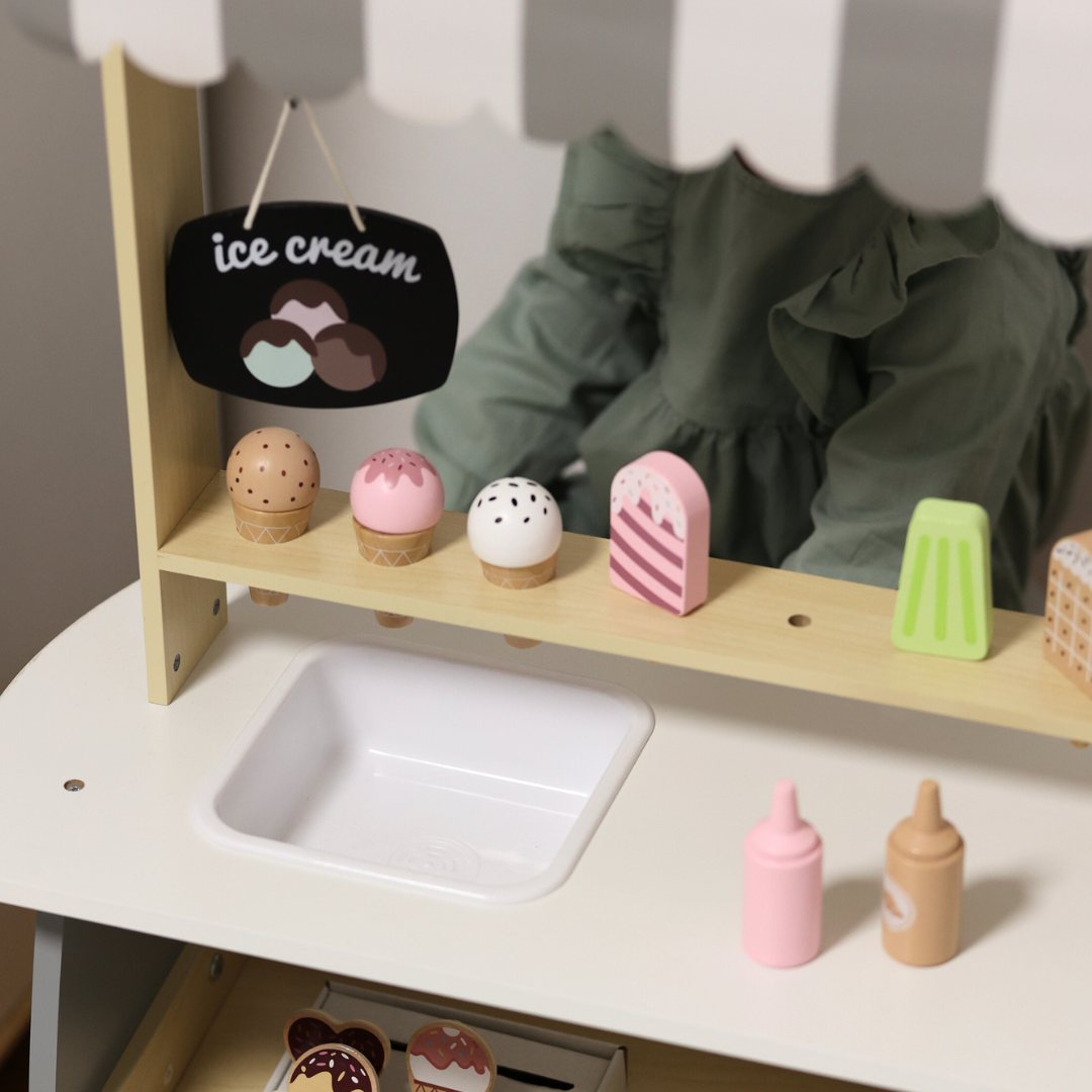 Sală de înghețată din lemn pe roți - cărucior pentru înghețată