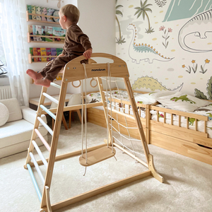 Loc de joacă interior din lemn cu leagăn, inele de gimnastică și plasă de cățărat