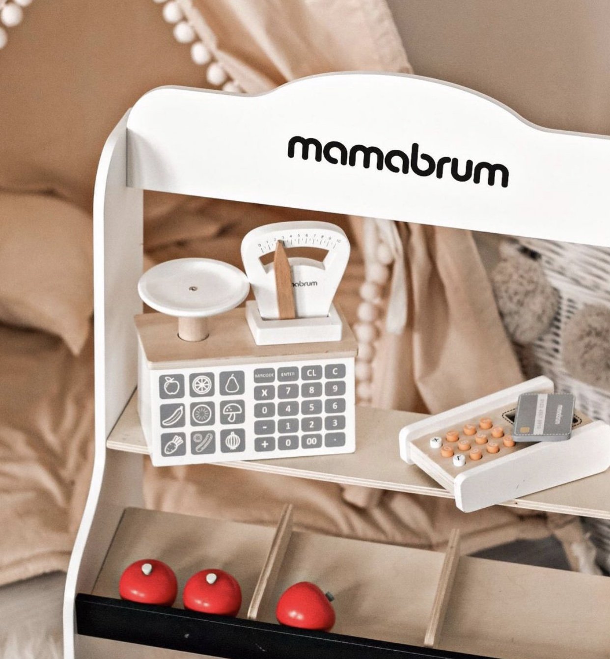 Mini market - magazin cu cântar, terminal, card de plată și fructe