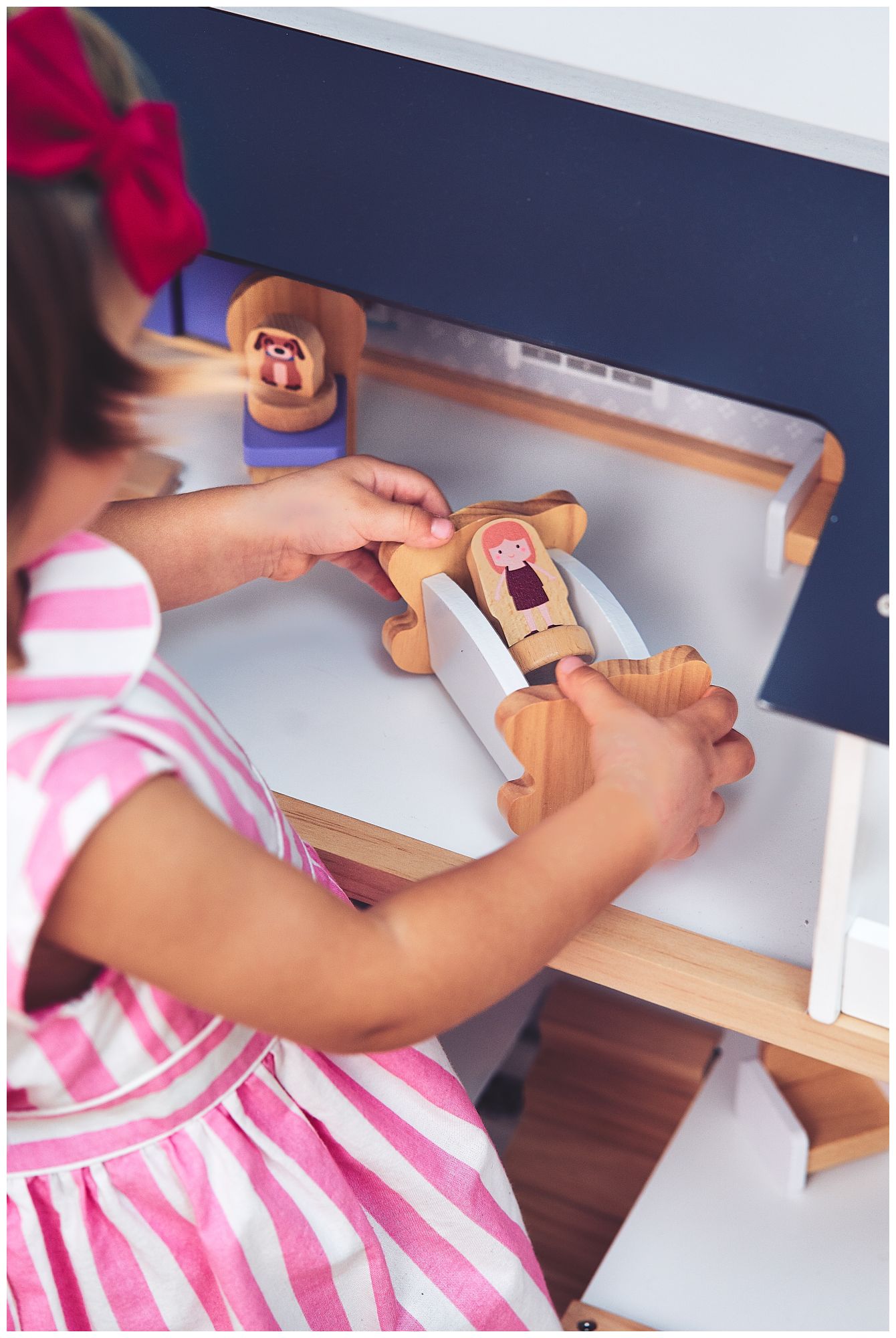 Casa de păpuși din lemn alb cu accesorii 18 buc.