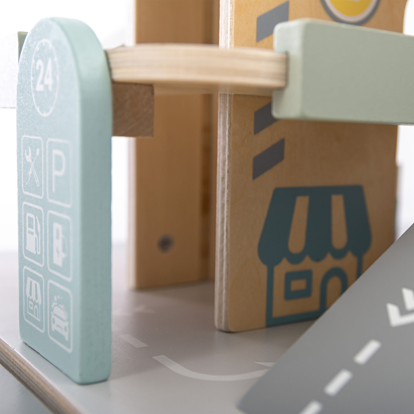 Garaj din lemn, cu trei etaje, pentru copii, cu accesorii - parcare, benzinărie, spălătorie auto, elicopter