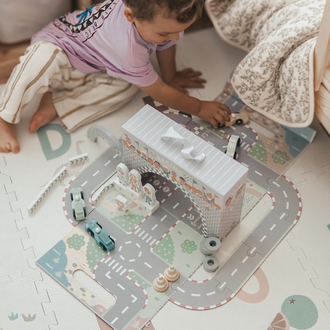 Valisa magnetica cu pista de curse, vehicule din lemn si accesorii rutiere