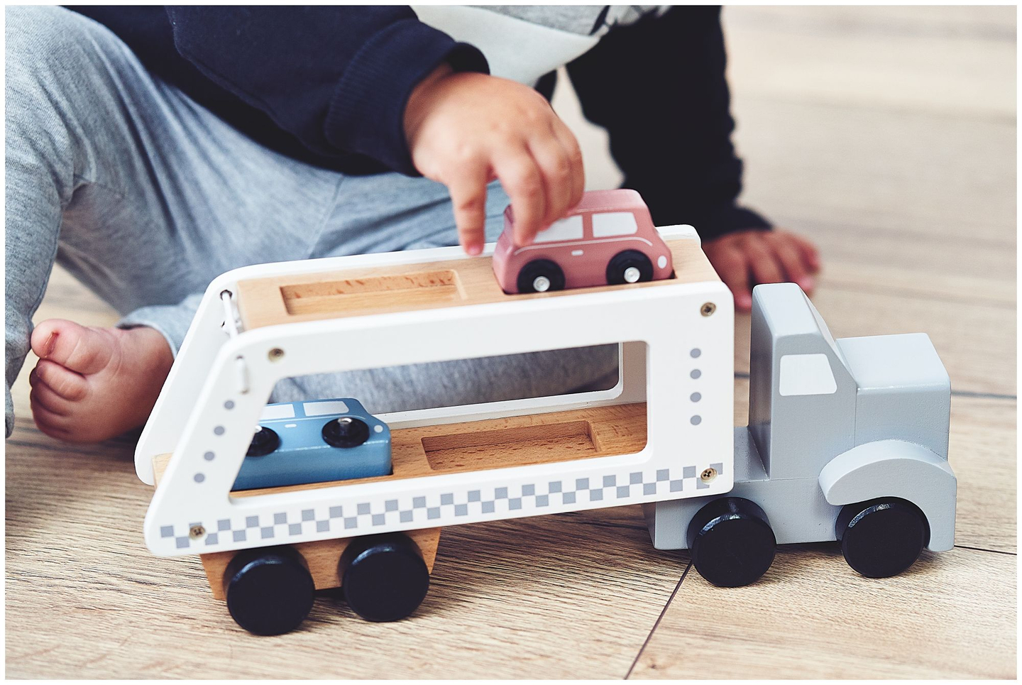 Camion-remorcă din lemn cu 4 vagoane