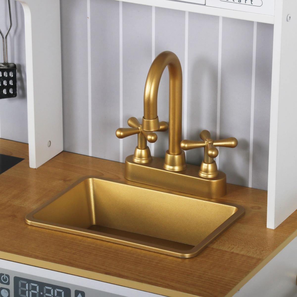 Bucătărie albă din lemn cu accesorii și șorț