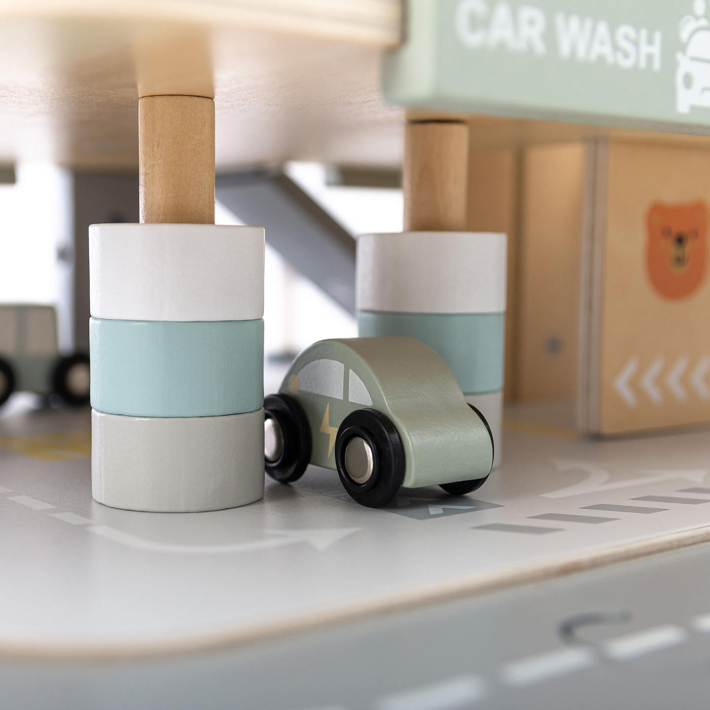 Garaj din lemn, cu trei etaje, pentru copii, cu accesorii - parcare, benzinărie, spălătorie auto, elicopter