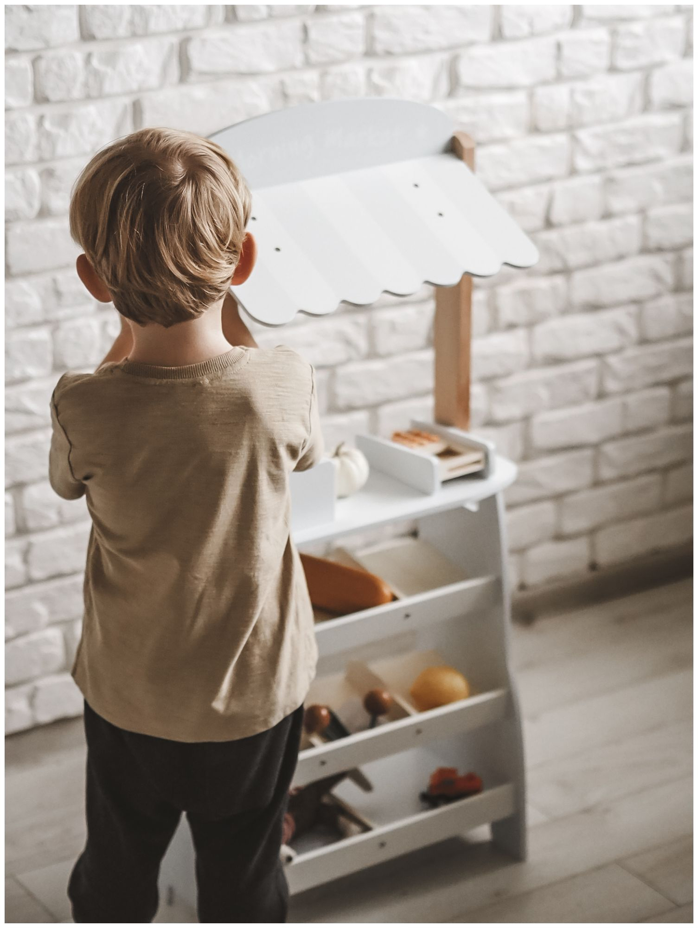 Magazin de legume - tarabă din lemn cu lăzi, casă de marcat și terminal